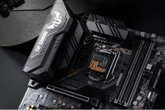 《使命召唤17》开售 华硕重炮手主板带你畅玩