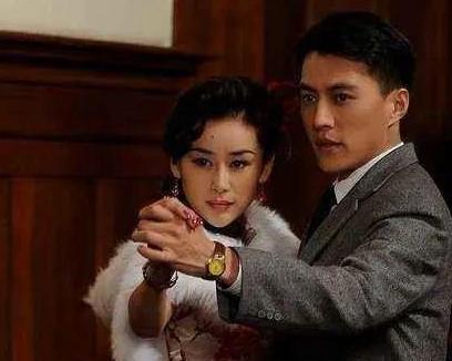 多拉不懂A梦|43岁靳东人设崩塌？曾和江珊“母子恋”引热议，今装文化人被吐槽