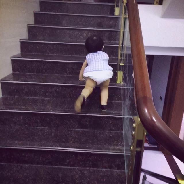 宝宝发育遵循“7滚8爬”并不稀奇，满足这3小动作才是真聪明