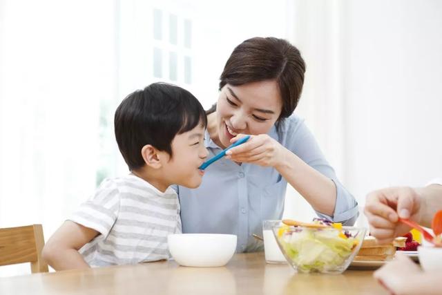 【超级宝妈】妈妈先喂孩子吃饭还是先自己吃饭，这是个问题，你会怎么选呢