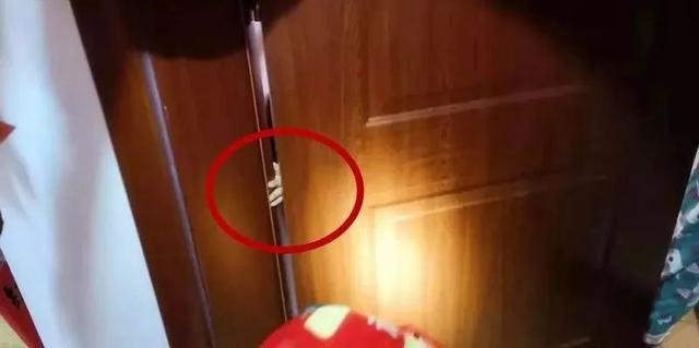 你的育儿经▲危险！4岁男孩钻进自助售货机被同伴关住！！