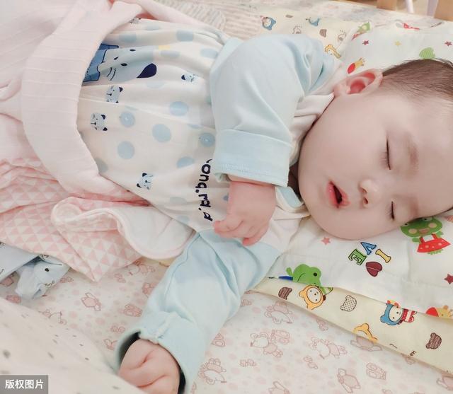 超级宝妈|爷爷给孙女喂奶把自己哄睡：宝宝含奶瓶睡觉隐患大，家长别不重视