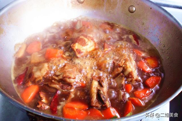 做红焖羊排，牢记别直接下锅，多做两步，红焖羊排鲜嫩还入味