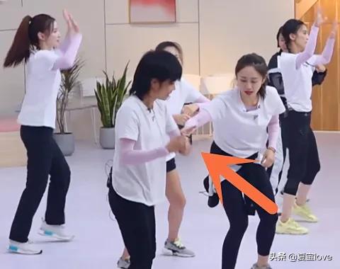 不爱之恩|许飞排舞差点摔倒，谁注意第一个扶她的人是谁？网友很是意外