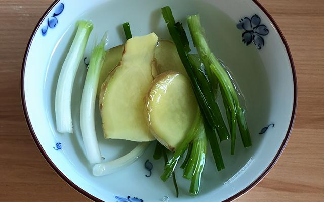 吃不起狮子头，来一盘莲藕丸子，外酥里嫩口感好，经济实惠易操作