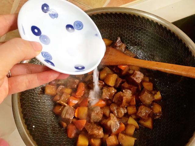 冬天多给孩子吃牛肉，虽然贵点但是营养非常高，炖一锅全家都爱吃