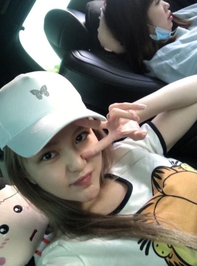 周扬青首晒素颜照皮肤佳 笑称起太晚来不及化妆|东北网