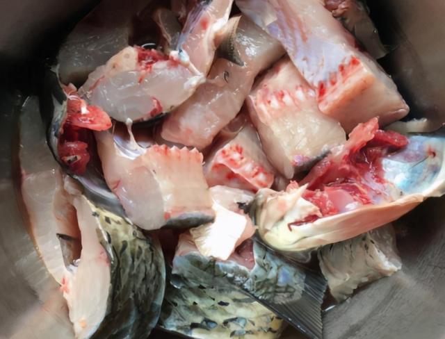 炸鱼时，有人蘸面粉有人裹蛋液？大厨：教你正确做法，鱼肉香酥脆