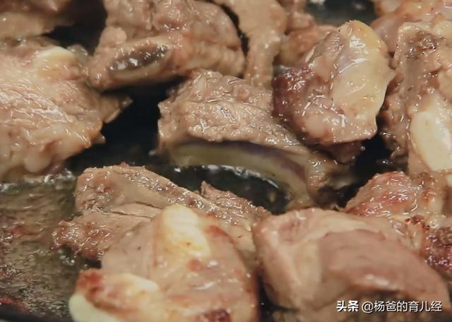 用百香果烹饪排骨真香，果味浓郁，肉嫩营养，孩子爱吃的肉食菜肴