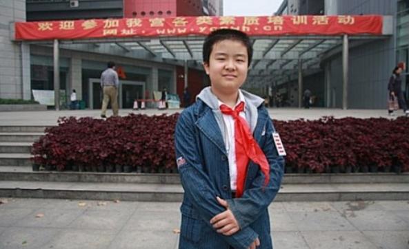 「你的育儿经」曾是名声大噪的“五道杠少年”，现在却埋没人海，网友：可惜了