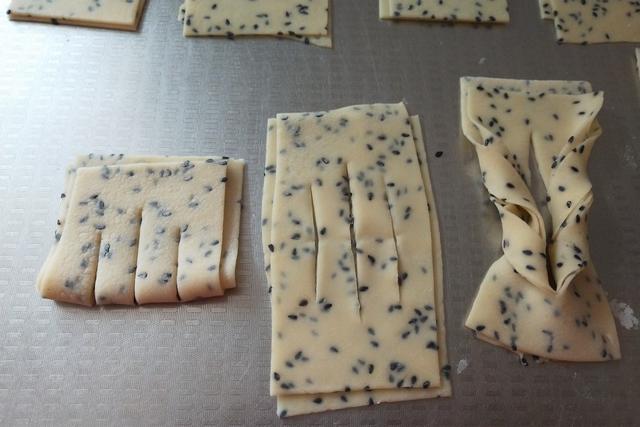 河南炸麻叶的传统配方，酥脆可口，手把手教你制作，入口越嚼越香