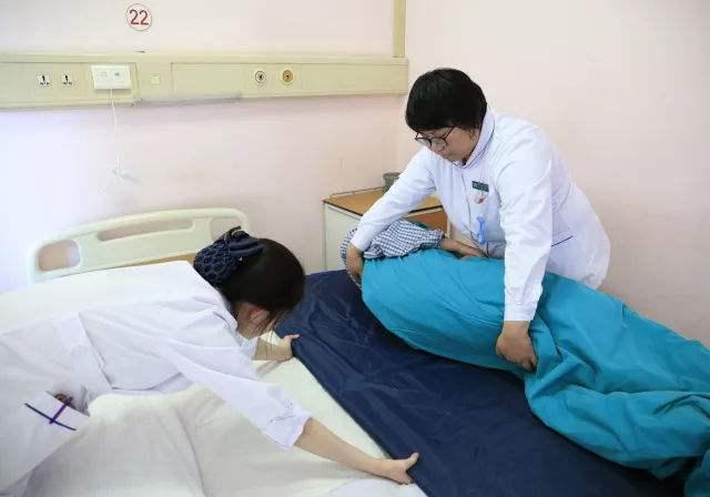 #你的育儿经#“我真羡慕你”，穷孕妇和富孕妇住一个病房，两人的待遇引人深思
