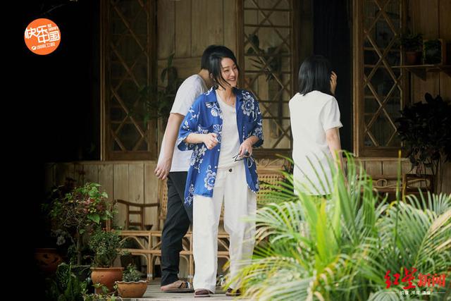 做客《向往的生活》，热心市民周迅帮主人搬香蕉红星新闻