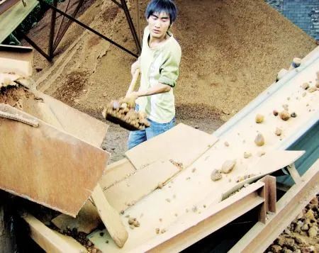 「暖先生格调」四岁丧父住猪圈,背着疯娘上大学:读书,才是世上最好走的路