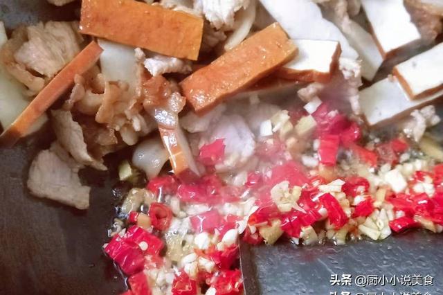 炒香干，切记“2种调料”下锅顺序，香干嫩滑入味，咸香下饭