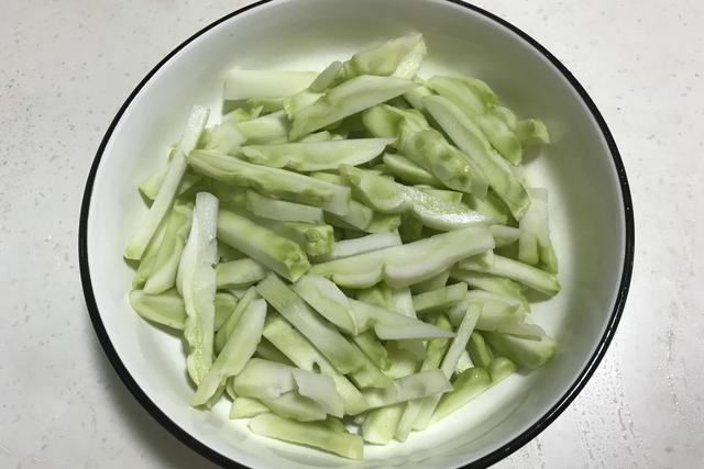 冬天遇到此菜别手软，一次腌上20斤，开胃解腻，随吃随做真方便