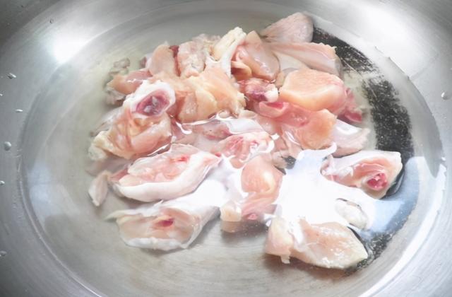 炖鸡块，怎么做才鲜香好吃？牢记“1泡2窍门”，鸡肉无腥，实用