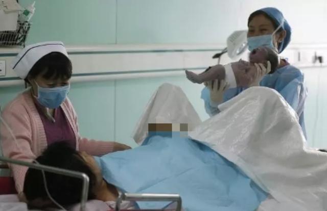 「你的育儿经」产妇顺产时,不小心在产床上解决“生理需求”,医生却夸做得好