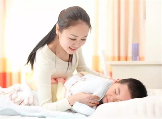 孩子晚上不愿睡，早上不愿醒怎么办？这3招做父母的都应该学学