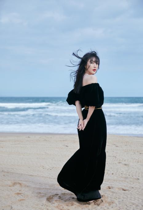 【普拉达女王】李菲儿的衣品好难懂，穿裹身裙前面长一截，只戴一只手套还挺潮