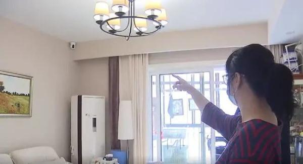 女士|沪一宝妈崩溃！万元请来的月嫂“蹦迪式”哄睡，还把脏奶嘴塞娃口中