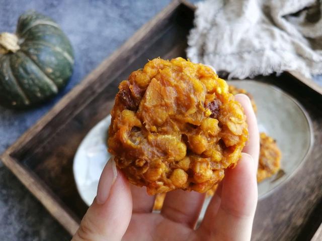 冬天就馋这零食，半个南瓜，1碗燕麦就能做，香甜酥脆太好吃了