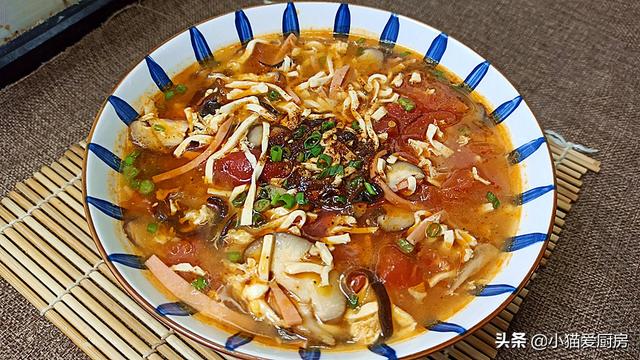 天冷了给家人做一锅酸辣汤，做法简单，暖胃驱寒，成本只需5元钱