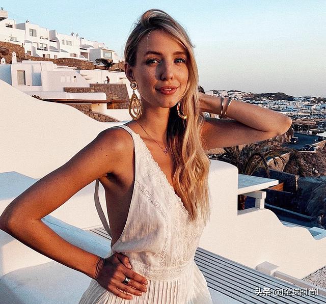 最时尚德国穿搭典范，甜心博主笑靥如花“花式”吊带连衣裙百搭百魅