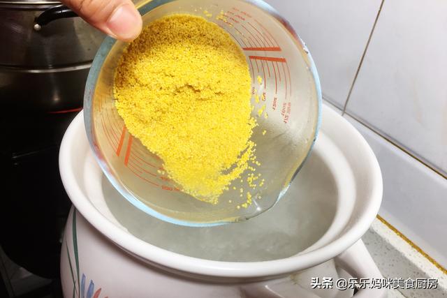 煮南瓜小米粥时，不要直接下锅煮，记住这3点，香甜浓稠出米油