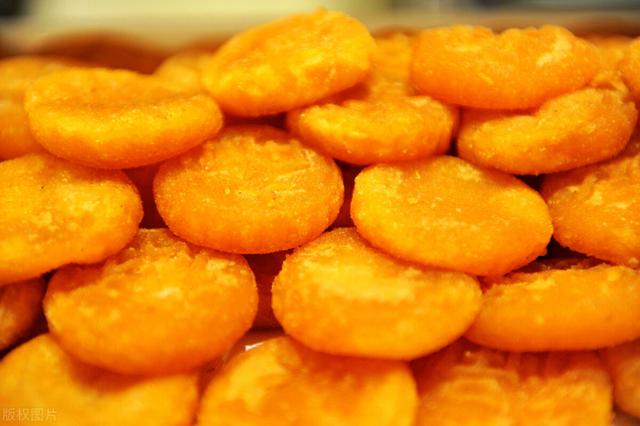 南瓜不要老煲汤，和我一起做成小零嘴，外面金黄酥脆，里面糯嫩
