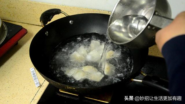 煮速冻水饺时，有人用冷水，有人用开水！教您正确做法，又嫩又滑