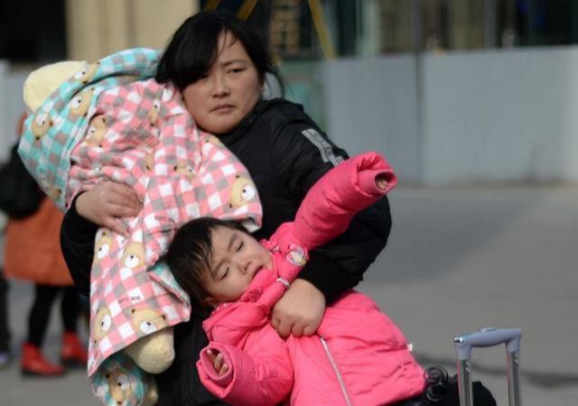 [你的育儿经]只要哥哥亲近刚出生的妹妹，妹妹就莫名哭喊，妈妈打开襁褓脸白了