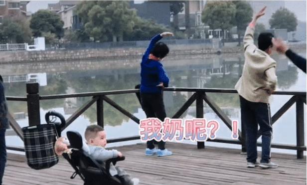 超级宝妈■萌娃陪奶奶去跳广场舞，“3D环绕”场面太好笑，这是进了盘丝洞？