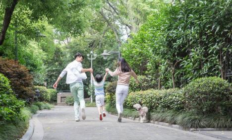 「你的育儿经」孩子裤子里拽出一物，笑翻幼儿园老师，网友：爸爸等着跪搓衣板吧