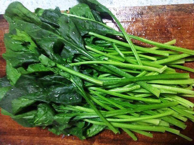 大鱼大肉吃得太腻，来盘凉拌菠菜，营养好吃还解腻