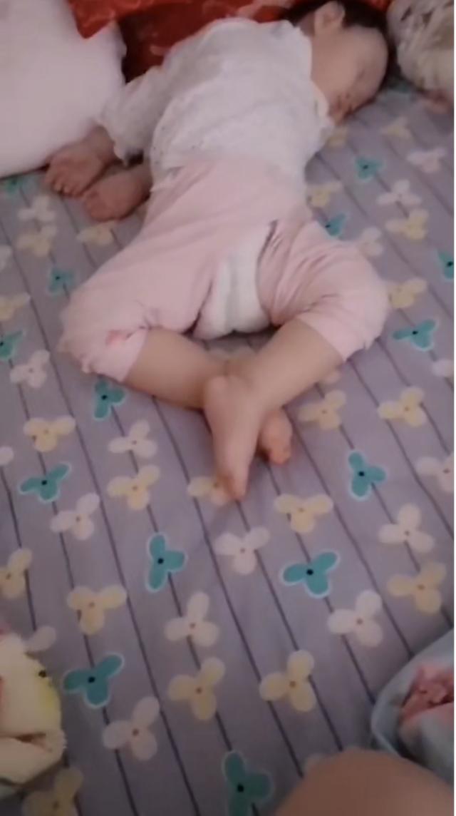 你的育儿经|宝宝奇葩睡姿大比拼，快来看看有没有你家宝宝的同款