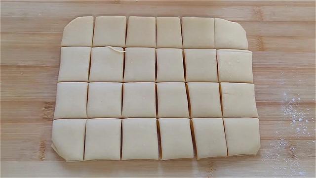 核桃酥这样做太好吃了，外面酥脆直掉渣，内里绵软又香甜，真过瘾