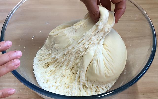 第一次这样做甜甜圈，色泽金黄，外酥内软，做法简单，无需烤箱