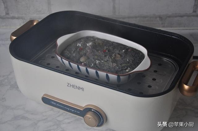 三个鸡蛋一段葱，蒸的小海鲜味道真不错，好吃不好看，真挺鲜的