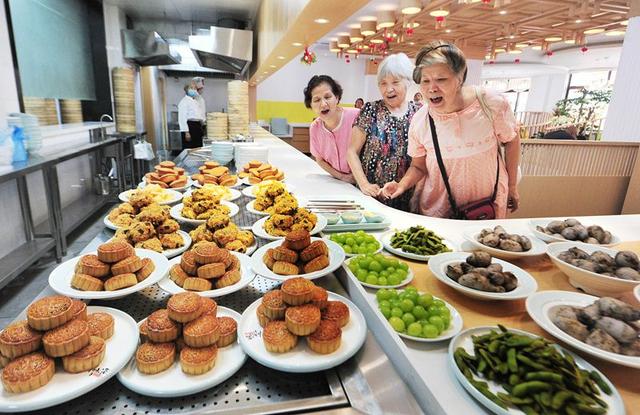 上海社区老年助餐点幸福饭堂开张迎客