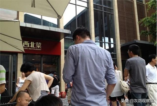 内蒙亿万富豪的魔幻生意，一个馒头卖16块，吃的人却排成排