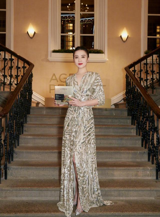 第五大道百变女神穿搭有术,各种颜色轻松驾驭,不戴首饰也能展现独特气质