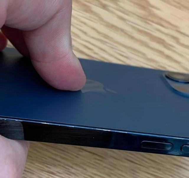 iPhone12还没用就开始掉漆？网友吐槽：边框这么不耐划吗