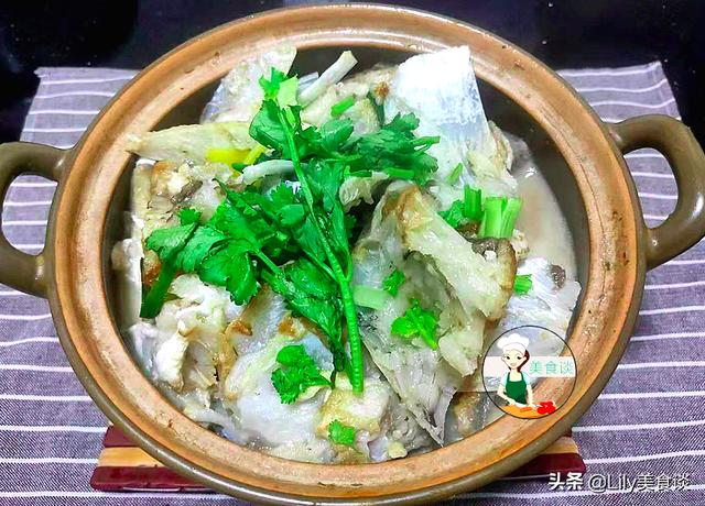 鱼头芋头煲此做法，鲜美滋补，营养高热量足，冷天吃它暖胃又暖身