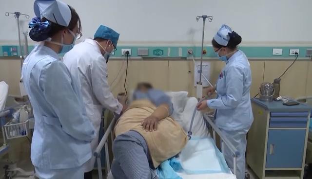 男子体重超300斤昏迷十天，多脏器衰竭急送ICU