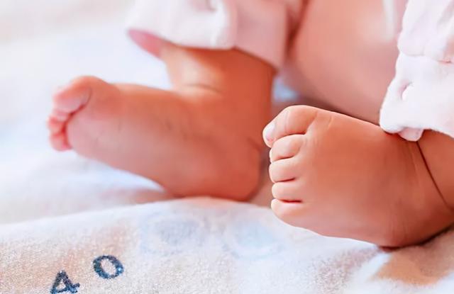 “为啥我家宝宝总爱脱袜子？”，宝妈无奈就医，这原因父母别忽视