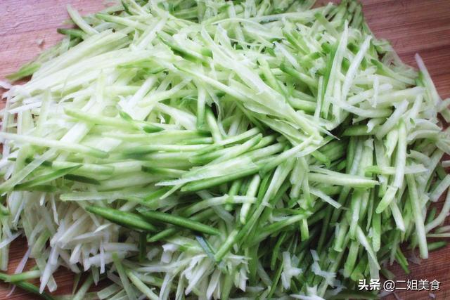 冬天，青萝卜外皮营养极高，扔了太可惜了，做成饺子吃，特别香