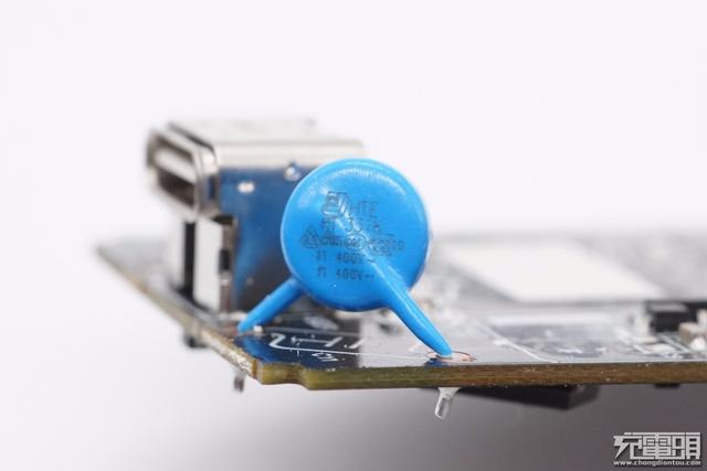 小米20W快充拆解，原来内部这样设计，怪不得和紫米一样卖39