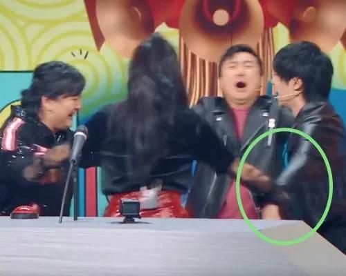 「fun娱乐」关晓彤和华晨宇牵手转圈时，关晓彤的手放哪？不愧是有男友的人