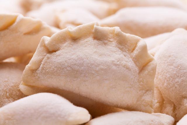 饺子包好后，不能直接放冰箱，学会这个保存方法，不破皮不粘连